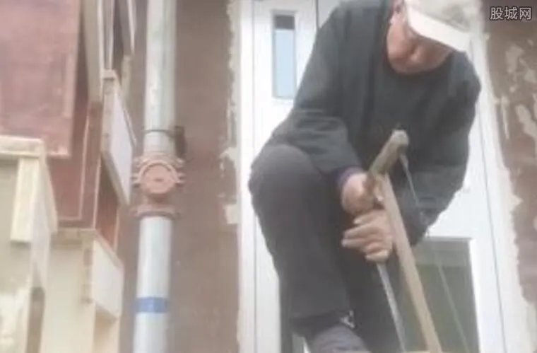 大爷制作共享板凳 上千个板凳免费给居民坐不收钱