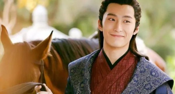 何超莲接吻上热搜,为何网友都在骂她?