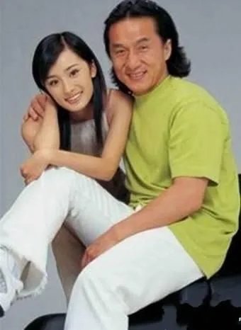 成龙发文夸奖杨幂 杨幂17时成龙对她做了什么