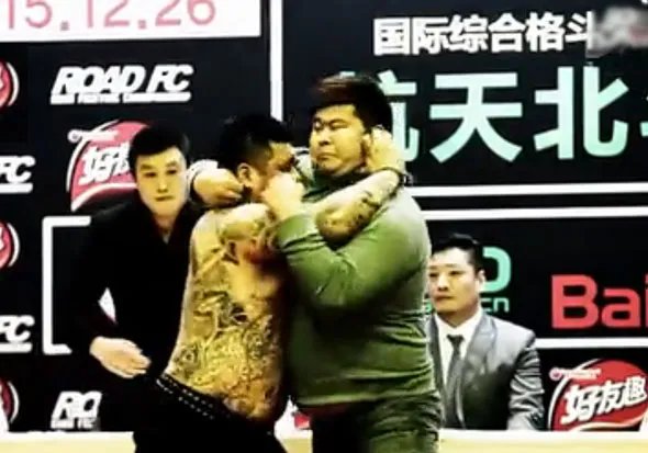 中国选手暴打日本黑社会旧成员 仅24秒将其打趴在地