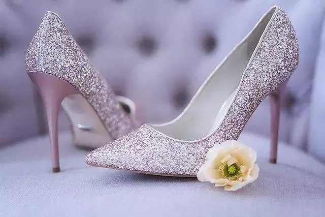 结婚当天婚纱配什么鞋 结婚当天婚纱和秀禾服之间怎么换