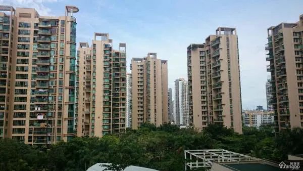 女童滞留电梯找家长时8楼坠亡，物业该不该负责？