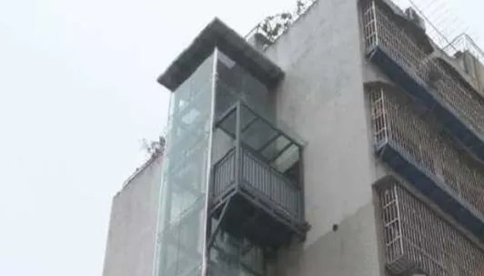 住户修电梯只到自家被定为违建？