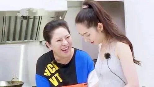 向佐赴台陪郭碧婷待产，向太有哪些暖心的举动？