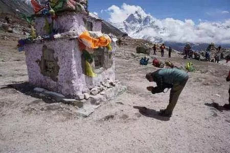 为何没人敢给珠峰上的遗体收尸?