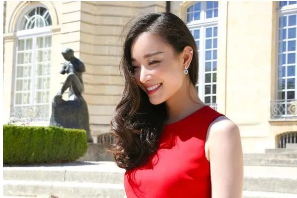 《流金岁月》倪妮红裙撩人，倪妮还有哪些撩人的造型？