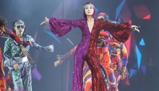 杨千嬅意外摔倒：摔倒真相揭晓令人心疼不已