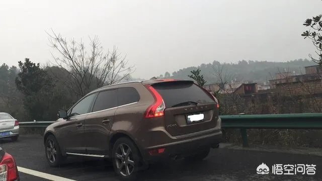 高速急救车道被占，救护车被堵在外面。这事你怎么看？