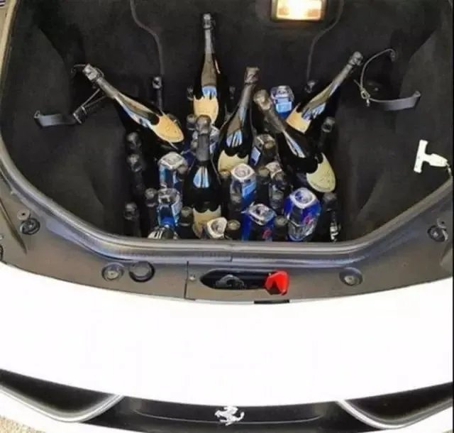 富二代怎么用酒炫富的？