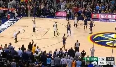 穆雷为了破纪录垃圾时间投篮刷分,欧文怒不可遏将球砸向观众席,你怎么看?