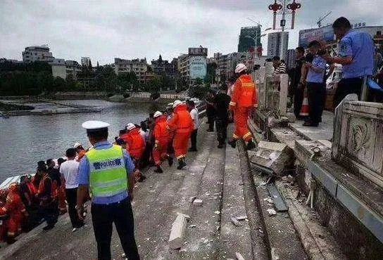 贵州安顺公交坠湖事件，是抢夺方向盘导致的，还是另有隐情？