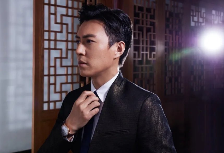 都是有老干部人设，为何胡歌路人缘巨好，靳东却被全网群嘲？