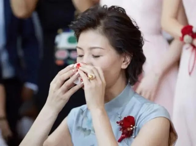 南方人在酒店办婚礼是吃一餐还是几餐的，有哪些规矩。其流程是什么样子的？