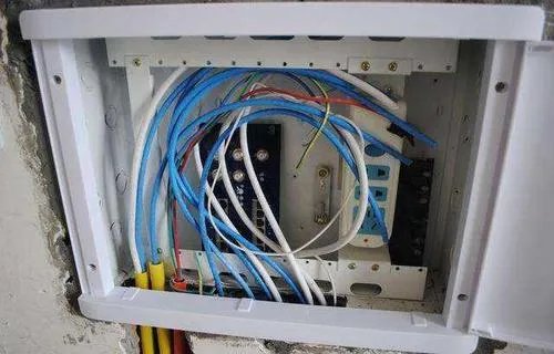 弱电箱插座需要几孔