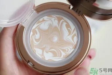 age20s粉底好还是赫拉气垫好?