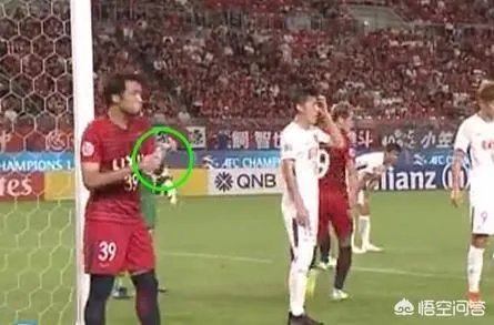 亚冠权健对阵鹿岛，日本球员喝完水拧上盖子，中超球员喝完直接扔掉，你怎么看？