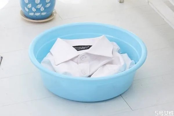 茶水弄到的衣服上怎么办 如何去除衣服上茶水