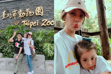 咘咘撩衣露小肚肚让他看呆 与爸妈逛动物园各种嘟嘴萌翻网友