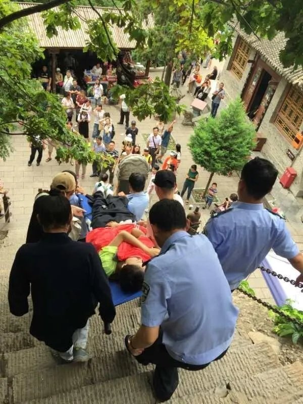 玖月奇迹爬山为何突然晕倒?