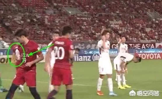 亚冠权健对阵鹿岛,日本球员喝完水拧上盖子,中超球员喝完直接扔掉,你怎么看?
