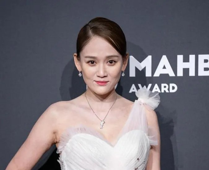 有哪些明星在走红毯时的尴尬事很搞笑？