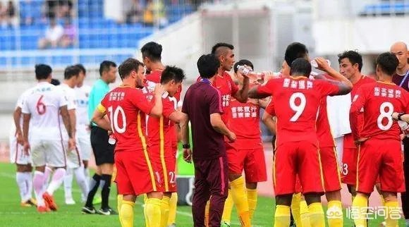 亚冠权健对阵鹿岛,日本球员喝完水拧上盖子,中超球员喝完直接扔掉,你怎么看?