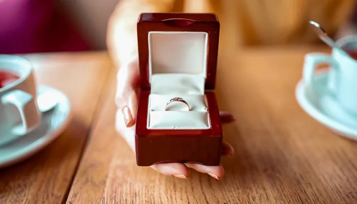 白色K金跟铂金是一回事吗