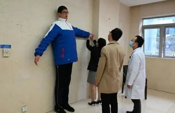 14岁男孩身高2.21米挑战吉尼斯纪录，你觉得是好是坏？