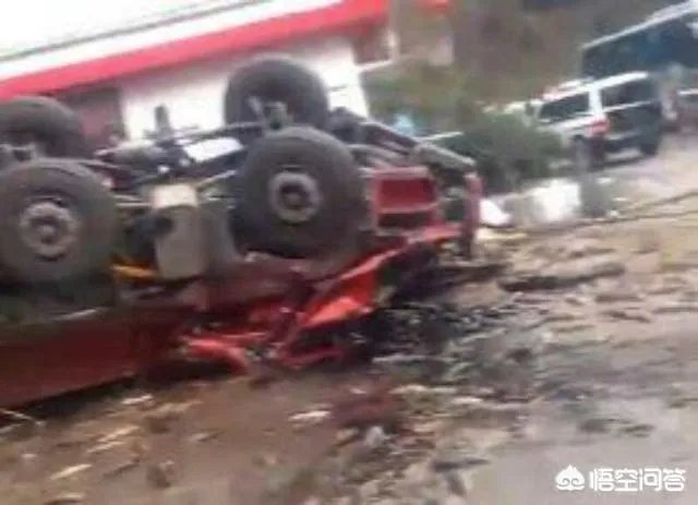 云南盐津发生交通事故，造成5人遇难8人受伤，几吨鱼从天而降是怎么回事？