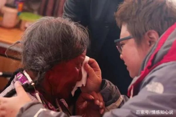 “50岁未婚，败光上亿家产”：韩红的背后，到底有怎样的心酸？