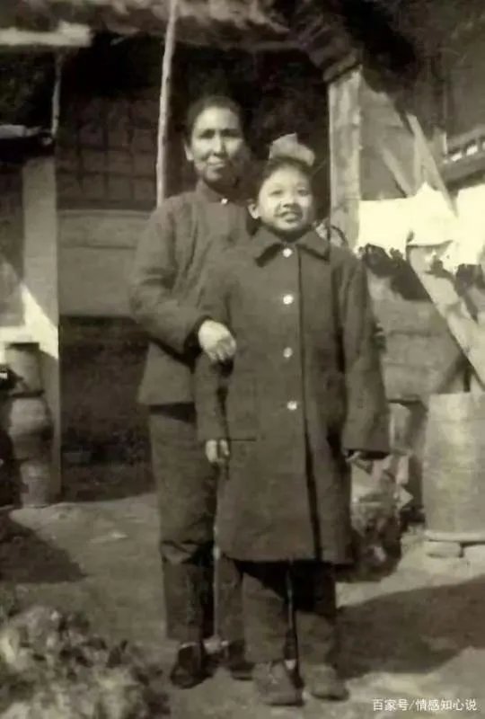 “50岁未婚，败光上亿家产”：韩红的背后，到底有怎样的心酸？