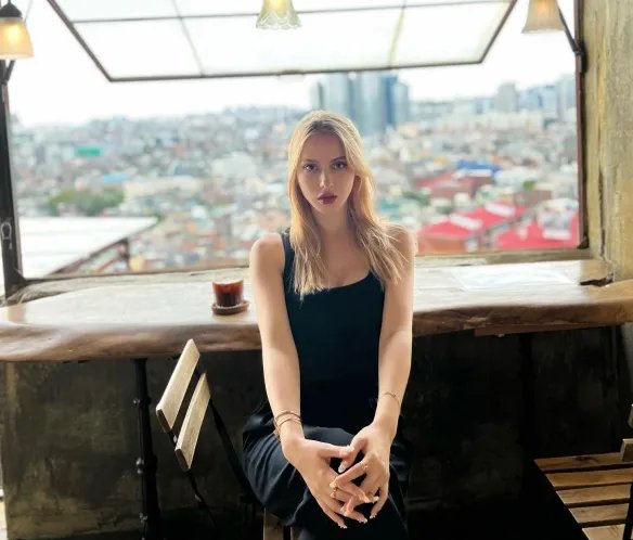 举手投足间风情万种！优雅妩媚的法国女主播Caroline