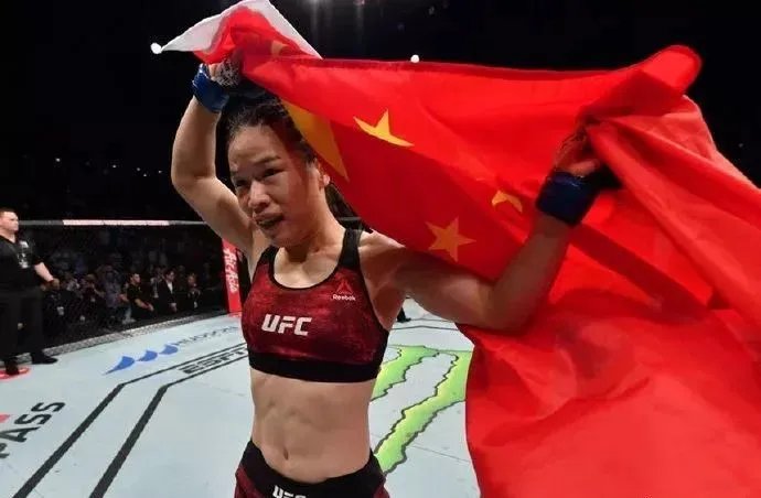 张伟丽卫冕成功！她的对手乔安娜比赛中为何惹得观众极为不满？