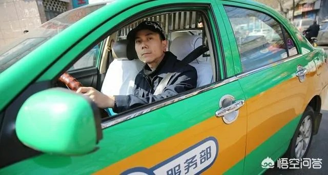 西安一的哥捡20万不动心，称不是自己的拿了不踏实，你怎么看？