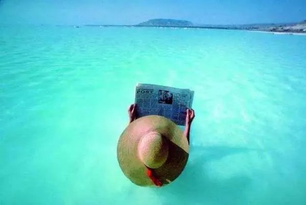 女孩落水后不会游泳靠漂浮自救,这种方法真的管用吗?