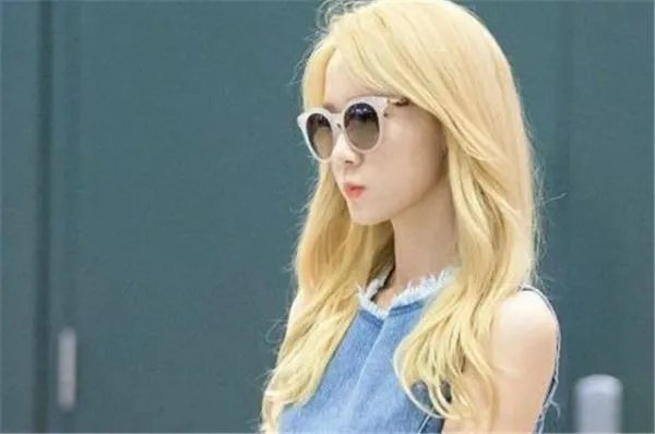 13岁黄多多金发出境被网友调侃,女孩子多大染发才合适?