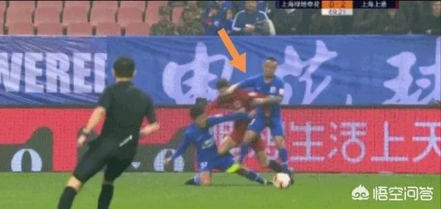 上港对阵申花,裁判取消孙世林红牌,改判柏佳骏红牌,球迷直言两人都该罚下,你怎么看?