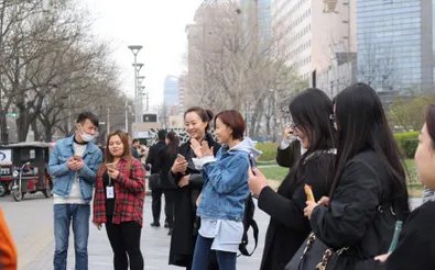 王珞丹在三里屯卖唱是怎么回事？