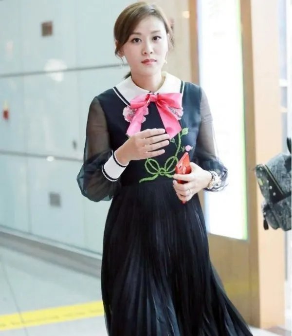 田亮老婆叶一茜又美出圈了，穿黑色纱裙现“赫本式优雅”她的气质如何？