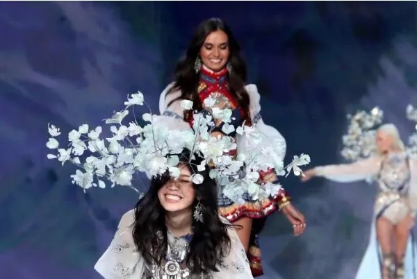 从维秘摔倒到豪门媳妇,奚梦瑶究竟承受了哪些压力?