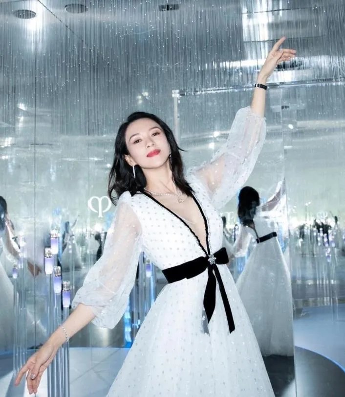 章子怡商场活动身穿白裙气质优雅,41岁状态是不是真实的?