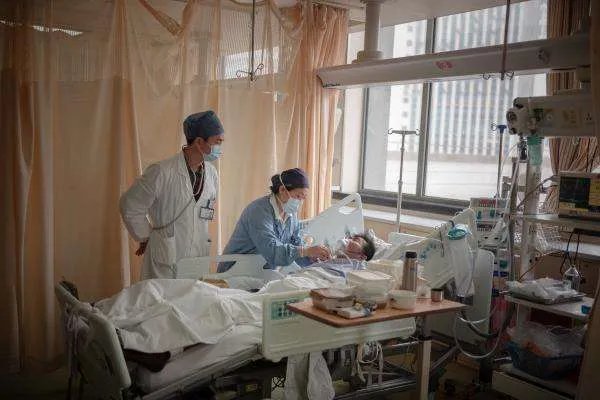 上海男子换肝后引发精神疾病，在医院跳楼身亡，医院需要承担什么责任？