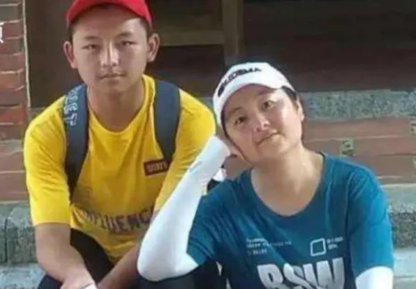 15岁男孩为救母放弃中考,教育部该给其开通免试入学吗?