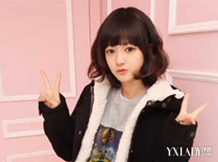 学生中长发卷发图片展示简单造型显清新甜美