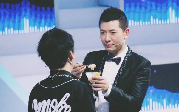 没想到是这样的关系，内地着名主持人何炅、戴军与吉杰的关系如何？