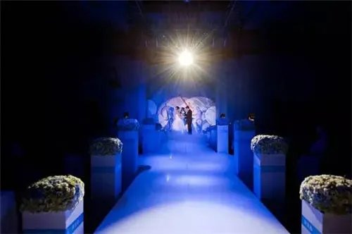 婚礼现场鲜花布置效果图 2017最美婚礼鲜花设计