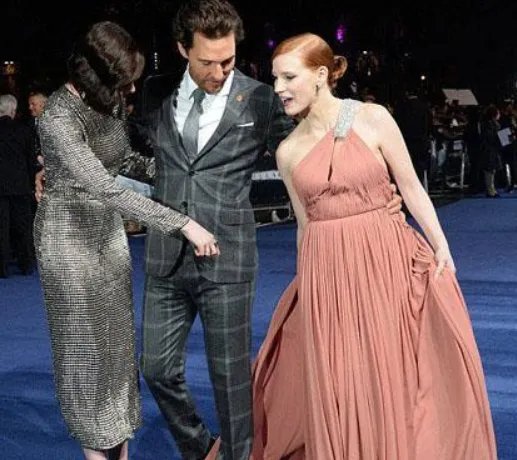 有哪些明星在走红毯时的尴尬事很搞笑？