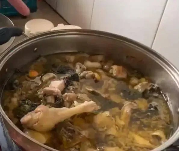 市民家中的鸡被偷走炖熟，民警一锅端还给失主，其厨艺如何？