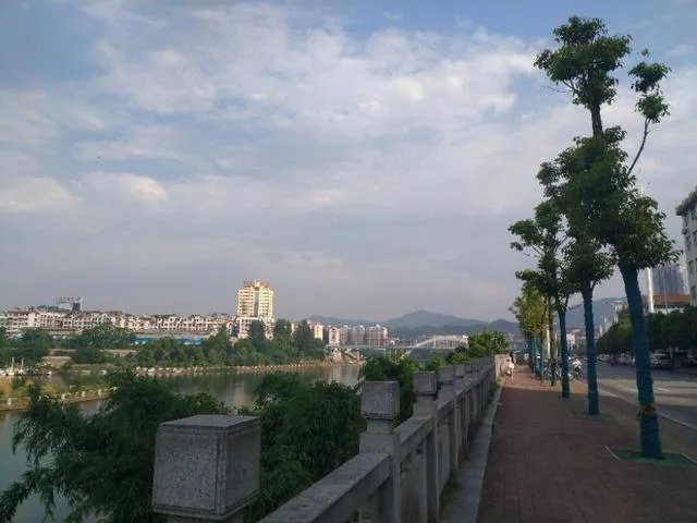 农村红白喜事都请客随礼的风俗是陋习吗?应不应该破除?