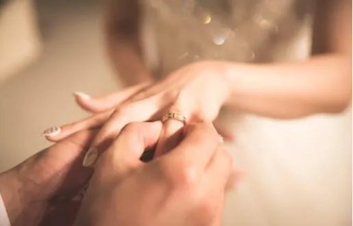 谈恋爱戒指戴哪个手指 戒指的戴法和意义是什么